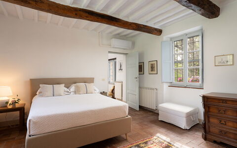 Villa delle Silerchie 10: Möbel, Bett, Interior Design, Schlafzimmer, Wand, Flooring, Bedding, Bettdecke, Fussboden, Holz