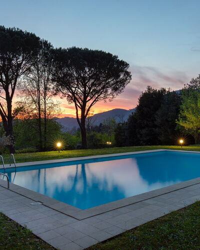 Villa delle Silerchie 10: Schwimmbad, Resort, Thermae, Freizeit, Eco Hotel, Gebirge, Rasen, Gartenmöbel, Schatten, Landscaping