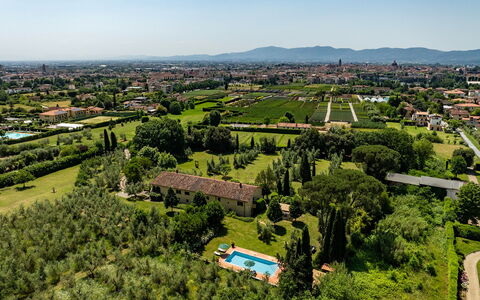 Villa Collegigliato 8: Landschaft, Vogelperspektive, Einfach, Grundstueck, Estate, Luftaufnahmen, Plantage, Garten, Landscaping, Feld