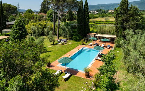 Villa Collegigliato 8: Schwimmbad, Resort, Eco Hotel, Garten, Estate, Sonnenliege, Hazienda, Landscaping, Villa, Gartenmöbel