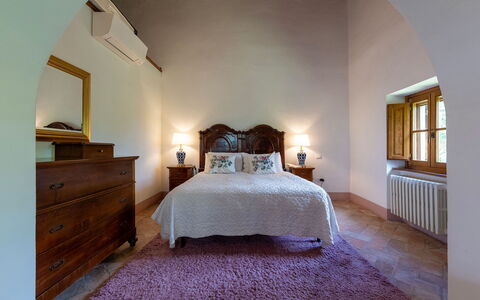 Villa Palazzolo 8: Möbel, Interior Design, Flooring, Schlafzimmer, Bett, Fussboden, Schublade, Decke, Bettdecke, Bettrahmen