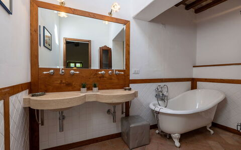 Villa Palazzolo 8: Bad Sink, Armatur, Interior Design, Flooring, Badezimmer, Sinken, Zapfhahn, Fussboden, Installation, Beleuchtung