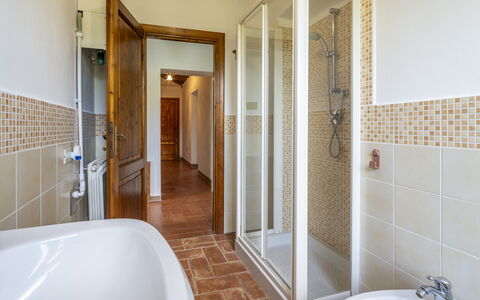 Casale le Lupe Apartments: Flooring, Armatur, Fussboden, Interior Design, Decke, Badezimmer, Installation, Zapfhahn, Zimmer, Tür