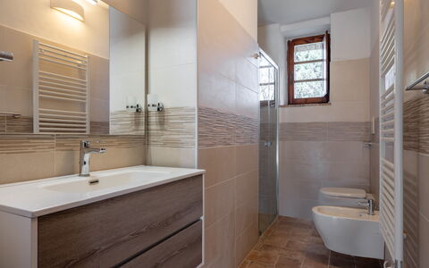 Casa Clara Pool, Casole Elsa, Monti: Flooring, Armatur, Badezimmer, Fussboden, Interior Design, Sinken, Bad Sink, Zapfhahn, Badezimmerschrank, Installation