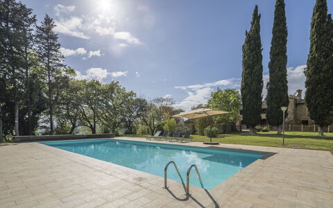 Casa Clara Pool, Casole Elsa, Monti: Blau, Baum, Schwimmbad, Schatten, Garten, Landscaping, Immergrün, Gartenmöbel, Resort