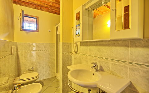 Poggio Conca: Badezimmer, Zimmer, Eigentum, Gelb, Interior Design, Gebäude, Armatur, Die Architektur, Grundeigentum, Haus
