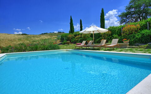 Castelmuzio: Schwimmbad, Eigentum, Azurblau, Villa, Grundeigentum, Wasser, Gebäude, Haus, Urlaub, Freizeit