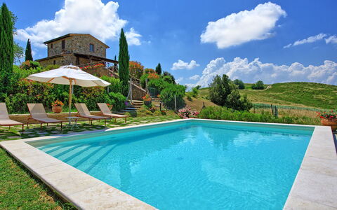 Castelmuzio: Schwimmbad, Eigentum, Natürliche Landschaft, Grundeigentum, Haus, Estate, Villa, Gebäude, Resort, Freizeit