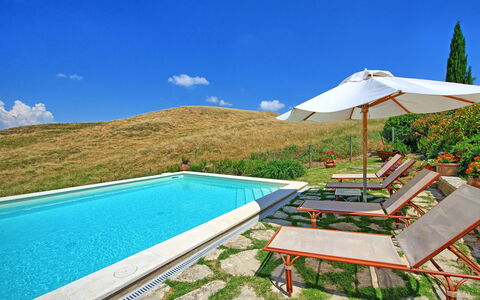 Castelmuzio: Eigentum, Schwimmbad, Haus, Grundeigentum, Urlaub, Gebäude, Villa, Resort, Freizeit, Sonnenliege