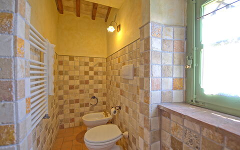 Castelmuzio: Badezimmer, Eigentum, Zimmer, Fliese, Fussboden, Wand, Gebäude, Interior Design, Die Architektur, Grundeigentum