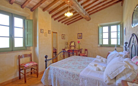 Castelmuzio: Zimmer, Eigentum, Möbel, Schlafzimmer, Decke, Gebäude, Bett, Interior Design, Haus, Estate