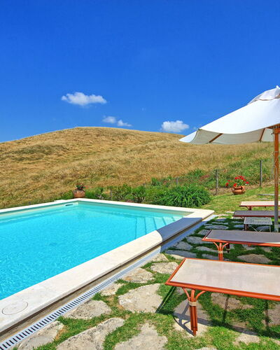 Castelmuzio: Eigentum, Schwimmbad, Haus, Grundeigentum, Urlaub, Gebäude, Villa, Resort, Freizeit, Sonnenliege