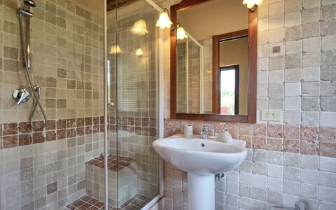 Villa Ulivi: Spiegel, Armatur, Zapfhahn, Sinken, Eigentum, Badezimmer, Interior Design, Beleuchtung, Die Architektur