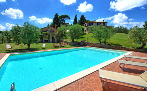 Villa Ulivi: Wolke, Wasser, Himmel, Pflanze, Eigentum, Schwimmbad, Gebäude, Azurblau, Baum, Rechteck