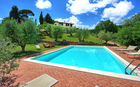 Villa Ulivi: Wolke, Himmel, Wasser, Eigentum, Pflanze, Schwimmbad, Azurblau, Rechteck, Baum, Gras