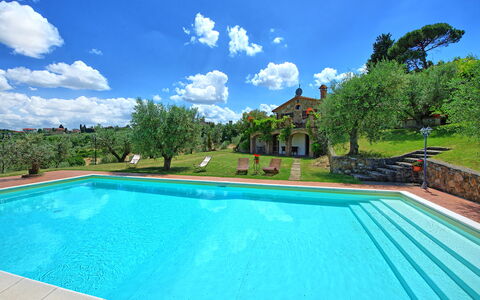 Villa Ulivi: Wasser, Himmel, Wolke, Eigentum, Schwimmbad, Pflanze, Gebäude, Azurblau, Baum, Schatten