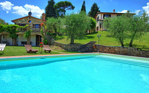 Villa Ulivi: Wolke, Wasser, Pflanze, Himmel, Eigentum, Gebäude, Schwimmbad, Azurblau, Blau, Grün