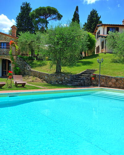 Villa Ulivi: Wolke, Wasser, Pflanze, Himmel, Eigentum, Gebäude, Schwimmbad, Azurblau, Blau, Grün
