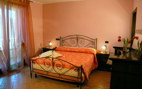 Villa Saida: Schlafzimmer, Bett, Möbel, Zimmer, Bettdecke, Bettrahmen, Eigentum, Bedding, Interior Design, Fussboden