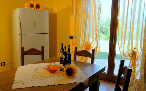 Villa Saida: Zimmer, Esszimmer, Orange, Möbel, Tabelle, Gelb, Interior Design, Eigentum, Vorhang, Zuhause