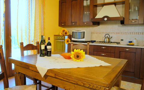 Villa Saida: Countertop, Zimmer, Möbel, Eigentum, Küche, Gelb, Interior Design, Fussboden, Cabinetry, Gebäude