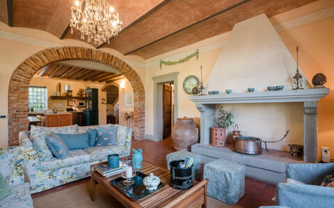 Villa Fontine: Zimmer, Eigentum, Wohnzimmer, Möbel, Gebäude, Interior Design, Grundeigentum, Haus, Zuhause, Estate