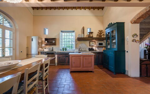 Villa Fontine: Gebäude, Eigentum, Zimmer, Countertop, Möbel, Küche, Interior Design, Cabinetry, Fussboden, Zuhause
