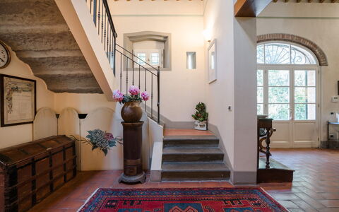 Villa Fontine: Eigentum, Gebäude, Zimmer, Interior Design, Fussboden, Treppe, Haus, Zuhause, Empfangshalle, Grundeigentum