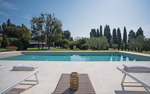 Villa Fontine: Schwimmbad, Eigentum, Haus, Gras, Grundeigentum, Estate, Gebäude, Freizeit, Die Architektur, Design
