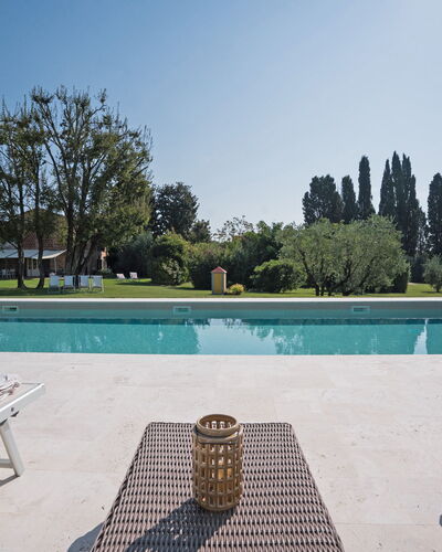 Villa Fontine: Schwimmbad, Eigentum, Haus, Gras, Grundeigentum, Estate, Gebäude, Freizeit, Die Architektur, Design