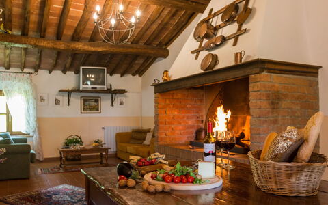Montelopio: Feuerstelle, Zimmer, Wohnzimmer, Kamin, Eigentum, Interior Design, Gebäude, Möbel, Haus, Zuhause