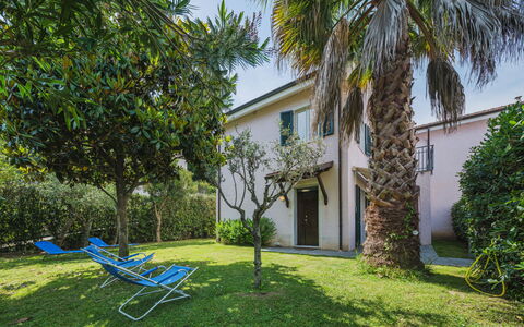 Ameglia 10: Pflanze, Gebäude, Natur, Himmel, Baum, Gartenmöbel, Grundstueck, Arecales, Gras, Haus