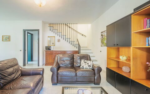 Ameglia 10: Couch, Eigentum, Möbel, Regal, Bilderrahmen, Holz, Komfort, Cabinetry, Interior Design, Wohnzimmer