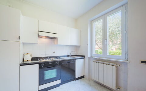Ameglia 10: Cabinetry, Countertop, Eigentum, Fenster, Zapfhahn, Gebäude, Küche, Herd, Sinken, Holz