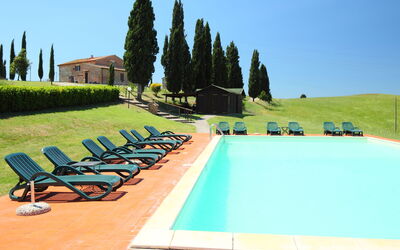 Siena 640: Himmel, Wasser, Grün, Schwimmbad, Natur, Pflanze, Baum, Gartenmöbel, Gras, Schatten