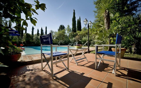 La Capinera: Schwimmbad, Eigentum, Resort, Freizeit, Himmel, Urlaub, Grundeigentum, Baum, Gebäude, Haus