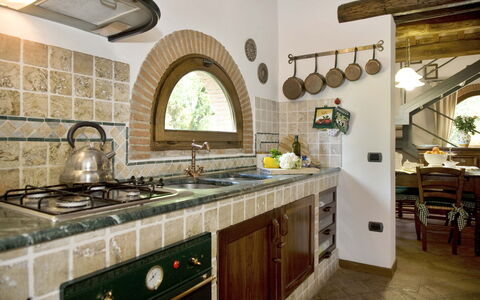 La Capinera: Countertop, Zimmer, Eigentum, Küche, Gebäude, Fliese, Cabinetry, Interior Design, Möbel, Sinken