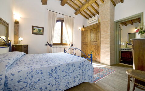 La Capinera: Schlafzimmer, Bett, Zimmer, Möbel, Eigentum, Bettdecke, Gebäude, Decke, Bettrahmen, Interior Design