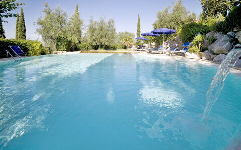 Le Rondini: Schwimmbad, Wasser, Eigentum, Wasservorräte, Freizeit, Grundeigentum, Himmel, Urlaub, Baum, Ferienort