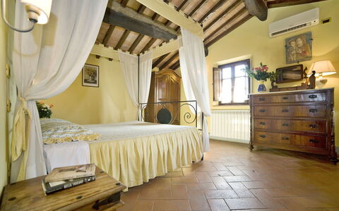 Le Rondini: Eigentum, Zimmer, Schlafzimmer, Möbel, Bett, Gebäude, Interior Design, Decke, Bettdecke, Fussboden