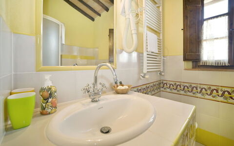 Le Rondini: Badezimmer, Sinken, Eigentum, Zimmer, Zapfhahn, Interior Design, Fliese, Bad Sink, Gelb, Wand