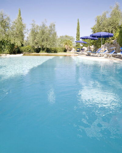 Le Rondini: Schwimmbad, Wasser, Eigentum, Wasservorräte, Freizeit, Grundeigentum, Himmel, Urlaub, Baum, Ferienort