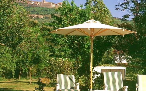 San Pietro: Regenschirm, Schatten, Überdachung, Tabelle, Baum, Himmel, Mode-Accessoire, Möbel, Gras, Grundeigentum