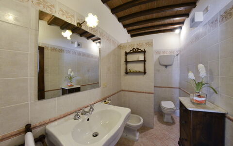 San Pietro: Spiegel, Zapfhahn, Armatur, Bad Sink, Sinken, Eigentum, Badezimmer, Gebäude, Interior Design, Lila