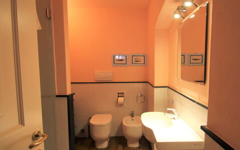 Sestri Levante 200: Spiegel, Armatur, Sinken, Bad Sink, Zapfhahn, Badezimmer, Gebäude, Holz, Interior Design, Fussboden