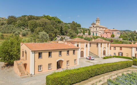 Sestri Levante 200: Himmel, Pflanze, Gebäude, Fenster, Baum, Haus, Gras, Wohngebiet, Fassade, Landschaft