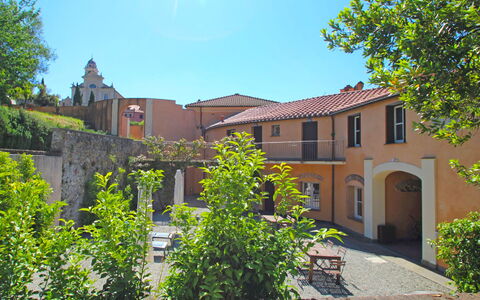 Sestri Levante 200: Pflanze, Himmel, Eigentum, Fenster, Gebäude, Baum, Grundstueck, Urban Design, Fassade