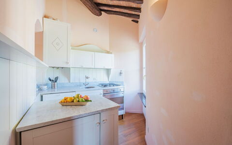 Sestri Levante 200: Cabinetry, Zapfhahn, Gebäude, Sinken, Holz, Countertop, Orange, Küche, Flooring, Küchengerät
