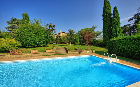 Casale Giulio: Schwimmbad, Eigentum, Natürliche Landschaft, Freizeit, Grundeigentum, Wasser, Haus, Estate, Gras, Zuhause