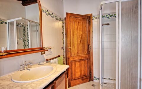 Casale Giulio: Badezimmer, Zimmer, Eigentum, Gebäude, Haus, Grundeigentum, Interior Design, Badezimmerschrank, Möbel, Zuhause